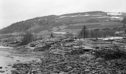 Tømmertillegging ved Gausa i Gausdal i mai 1955. Fotografiet