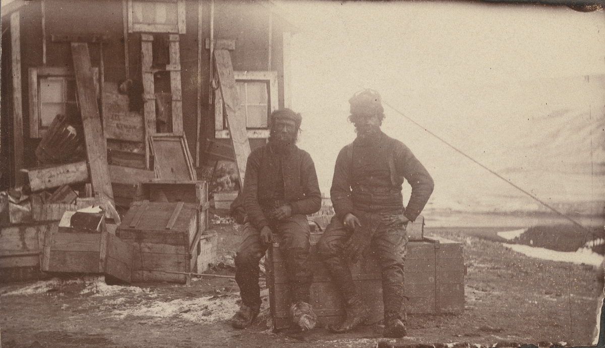 Fotografi från första svenska Antarktisexpeditionen 1901-1904. Motiv av Toralf Grunden (till vänster) och Samuel A. Duse som sitter framför huset i Snow Hill.