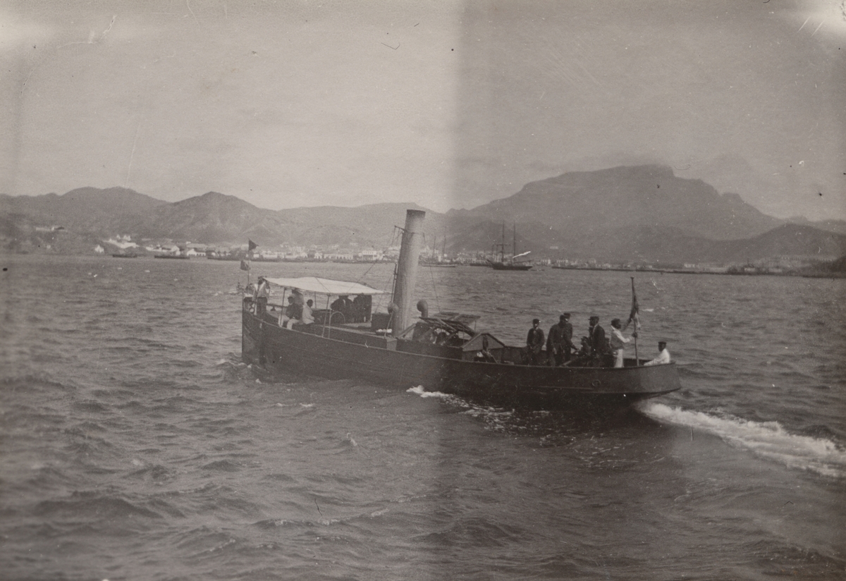 Fotografi från expedition till Peru 1920. Motiv av motorbåt på havet.