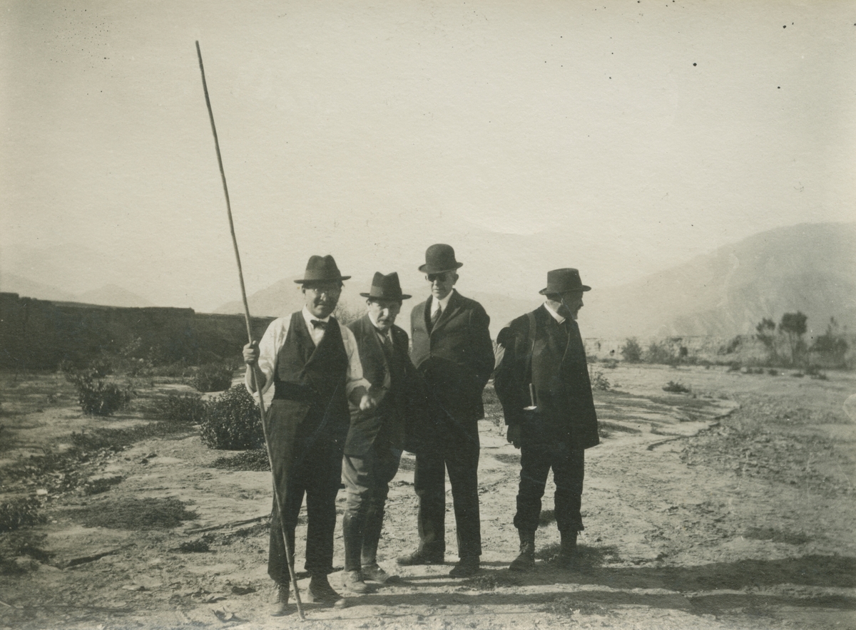 Fotografi från expedition till Peru 1920. Motiv av fyra expeditionsdeltagare i ett öde landskap. Mannen längst till höger är Otto Nordenskjöld.