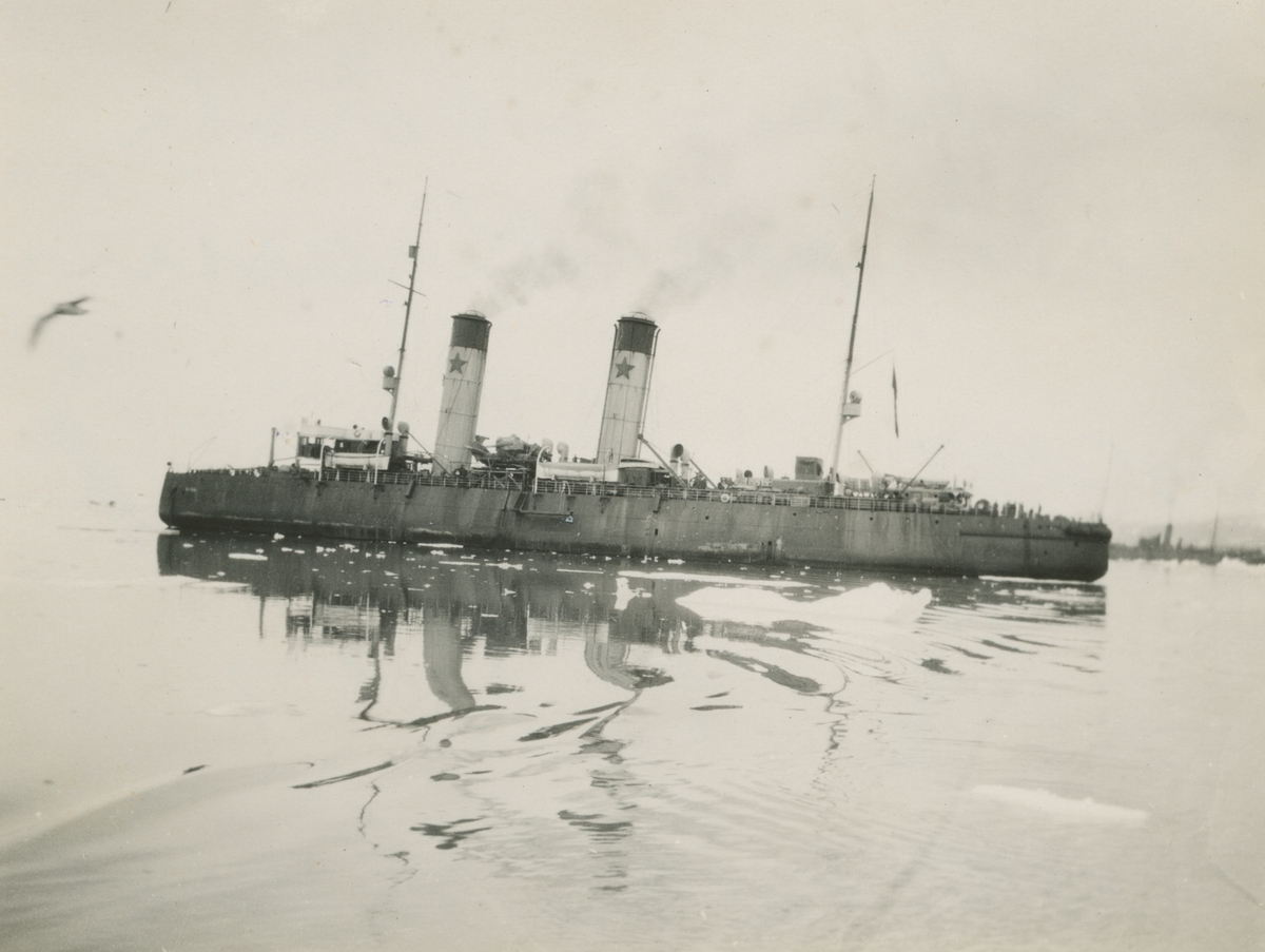 Fotografi från svenska undsättningsexpeditionen 1928. Motiv av den ryska isbrytaren Krasin vid King's Bay.