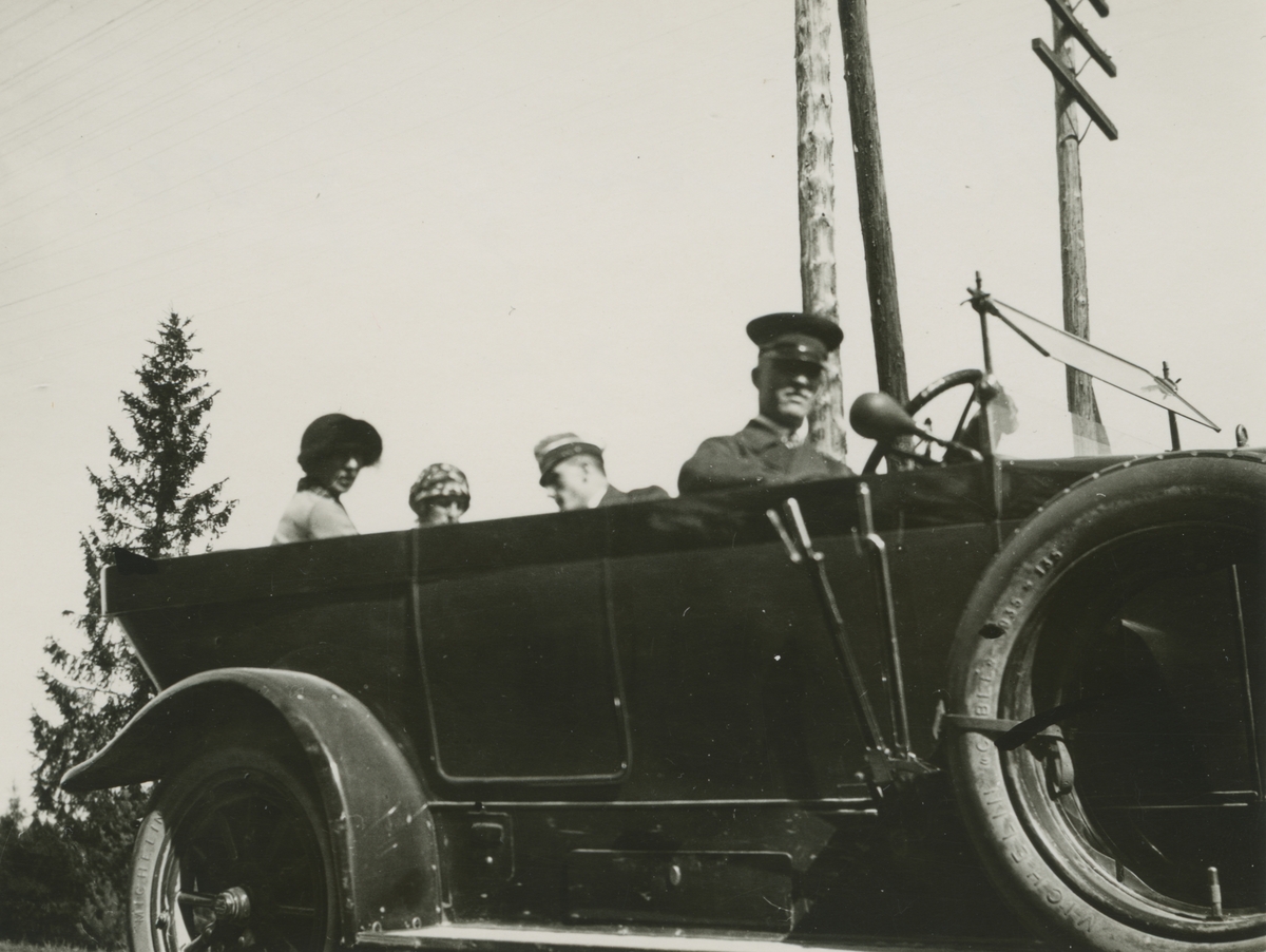 Diverse bilder från Fred Goldbergs samling. Motiv av man i bil, Helsingfors 1924.