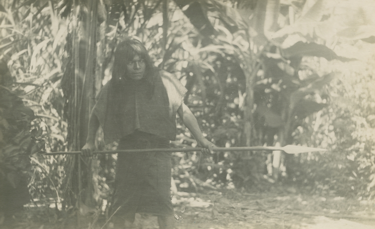 Vykort från Peruexpedition 1920. Motiv av man med spjut i djungeln.