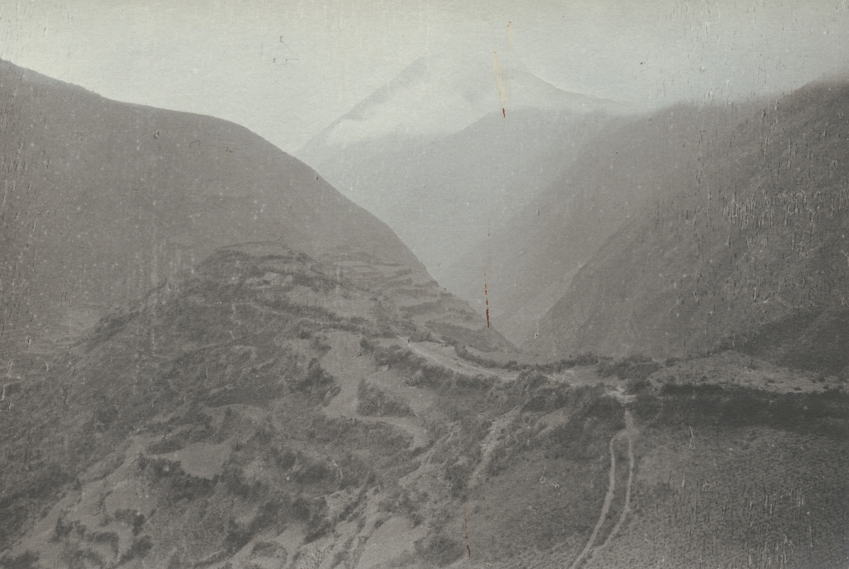 Fotografi från kuvert märkt med "Ernst Nordenskjöld". Vy över bergslandskap.