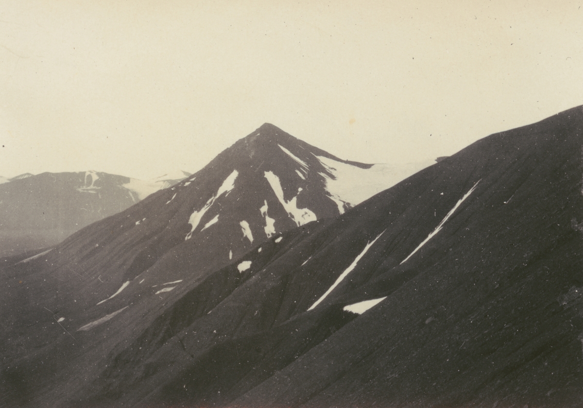 Fotografi från expedition till Sveagruvan. Vy över snötäckta berg.