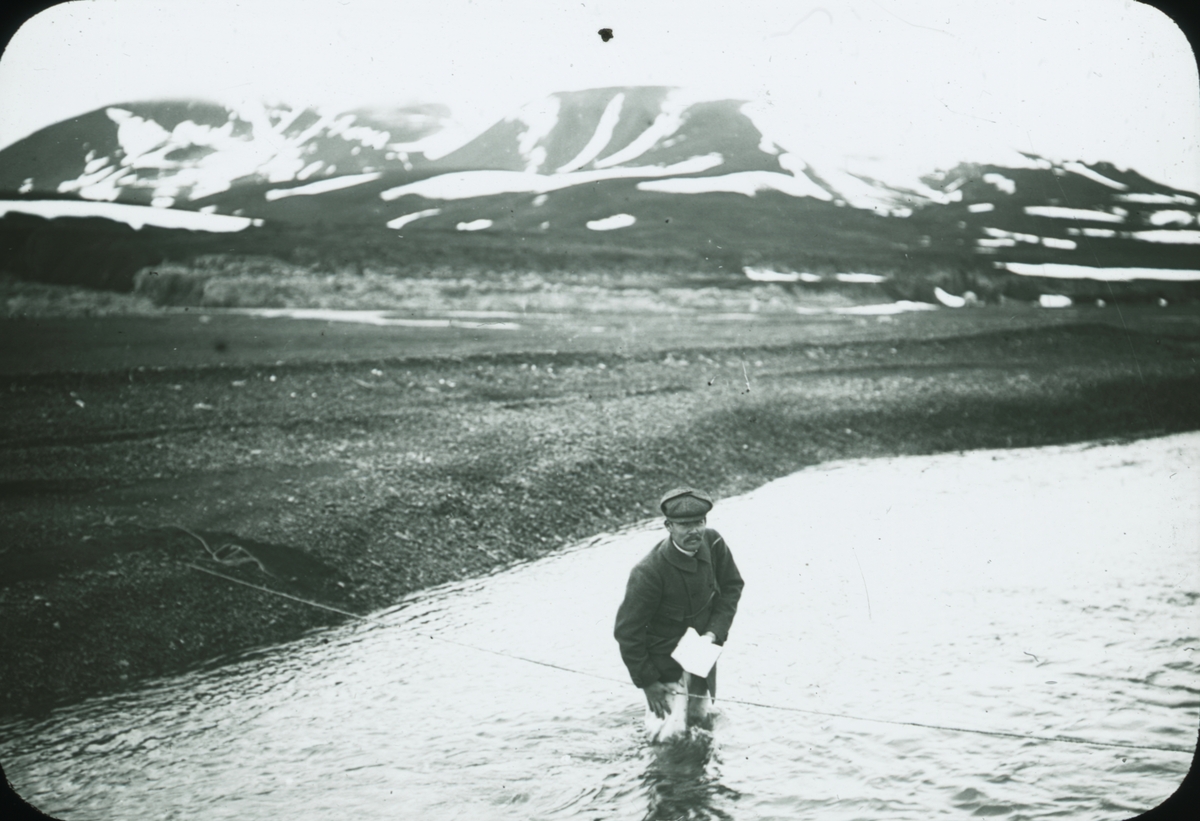 Fotografi från expedition till Spetsbergen. Motiv av man som står i vattendrag.
