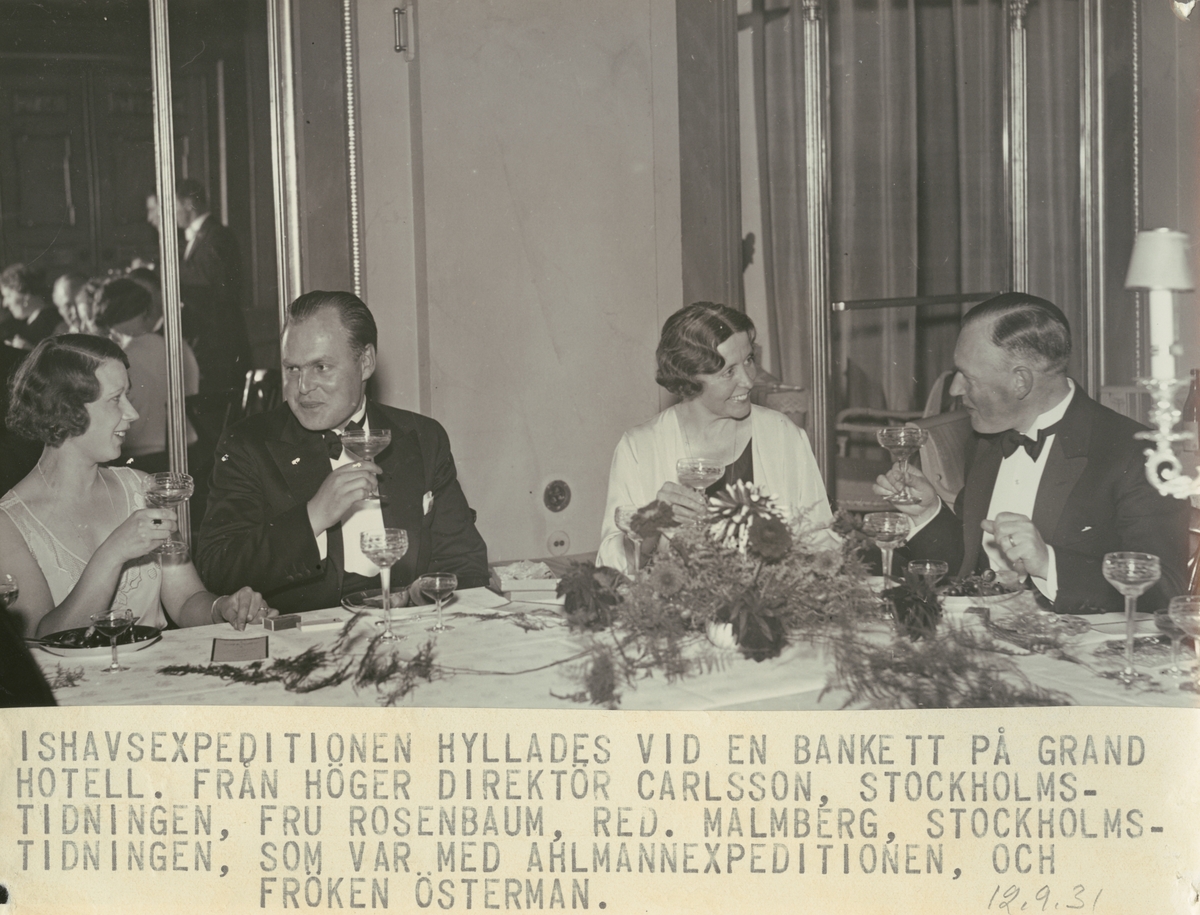 Fotografi från Ahlmannexpeditionen 1931. Motiv av fyra personer vid bankett på Grand Hotel i Stockholm för att fira ishavsexpeditionen. Från höger: Direktör Calsson, Fru Rosenbaum, Red. Malmberg och fröken Österman.