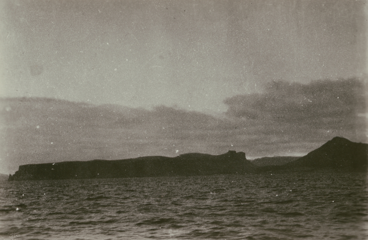 Fotografi från Albin Ahrenbergs resa till Grönland 1929. Vy över hav, berg och himmel.