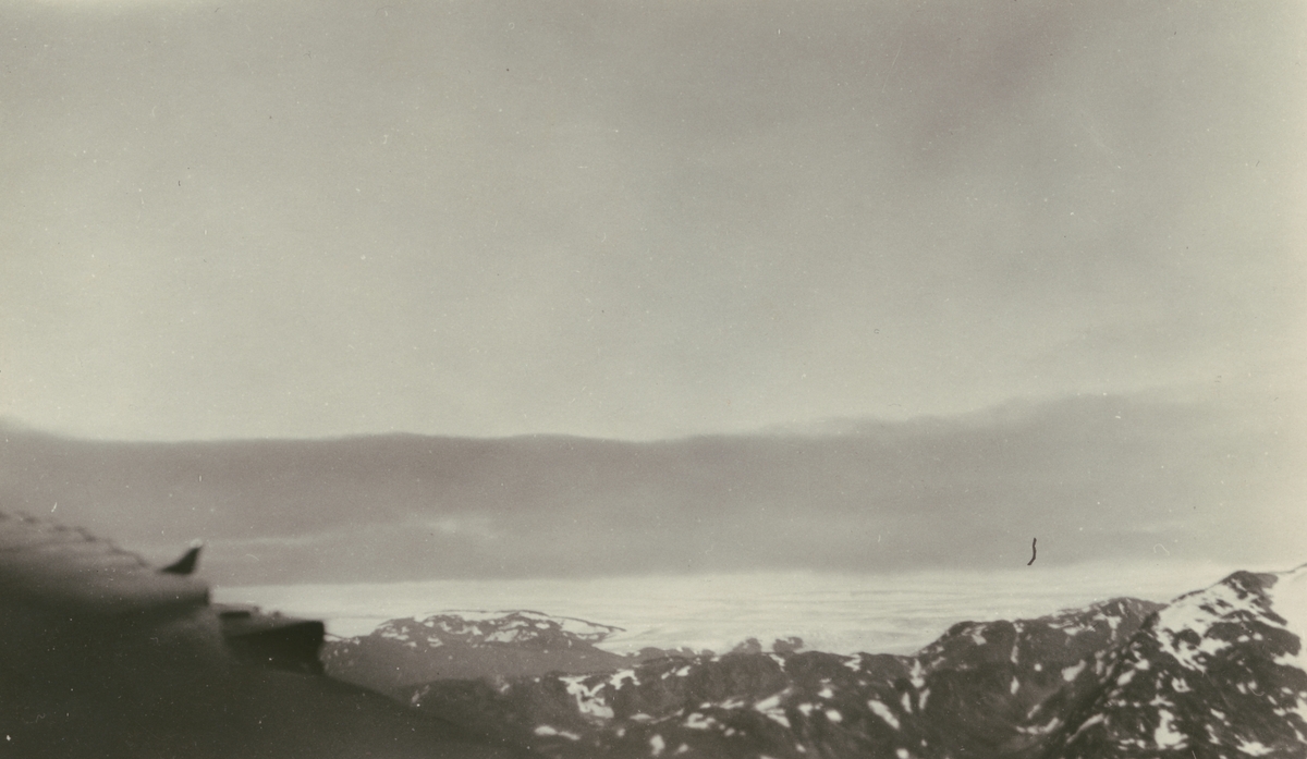 Fotografi från Albin Ahrenbergs resa till Grönland 1929. Vy över inlandsis och dimma på Grönland.