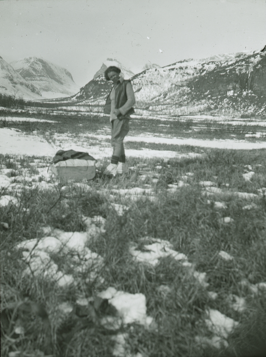 Fotografi från expedition till Spetsbergen. Motiv av kvinna i snötäckt bergslandskap.