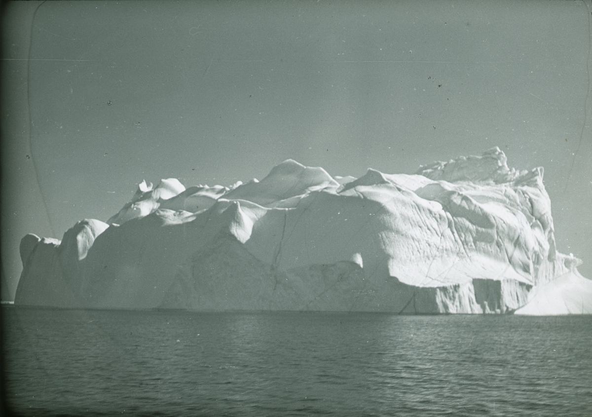Fotografi från expedition till Spetsbergen. Motiv av isberg.