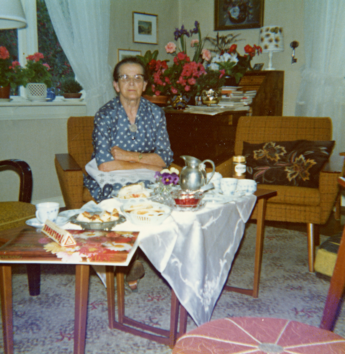 Ulike foto av Astrid Margrethe Terjesen på sine eldre dagar.  Åleine og samen med andre.