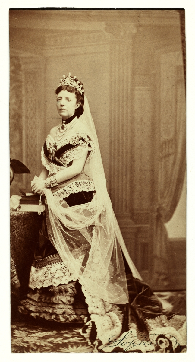 Helfigur studioportrett av Sophie av Nassau, dronning av Norge og Sverige 1872-1905.