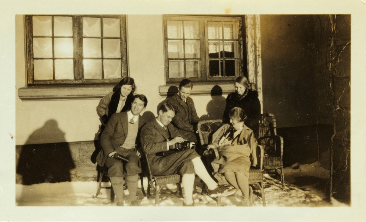 Mimi og Karen Egeberg, tre unge menn og en eldre kvinne uten for Bogstad gård. Fotografert nyttårsdag 1926