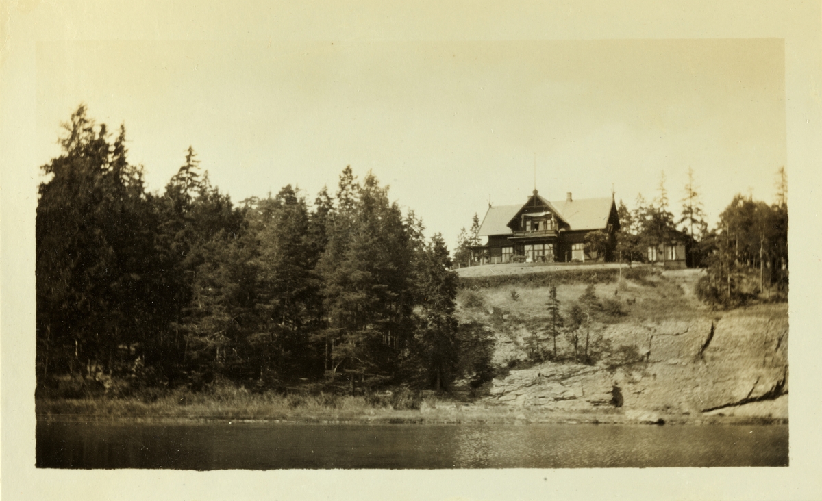 Stor trevilla, muligens på Snarøya. Fotografert juli 1926.