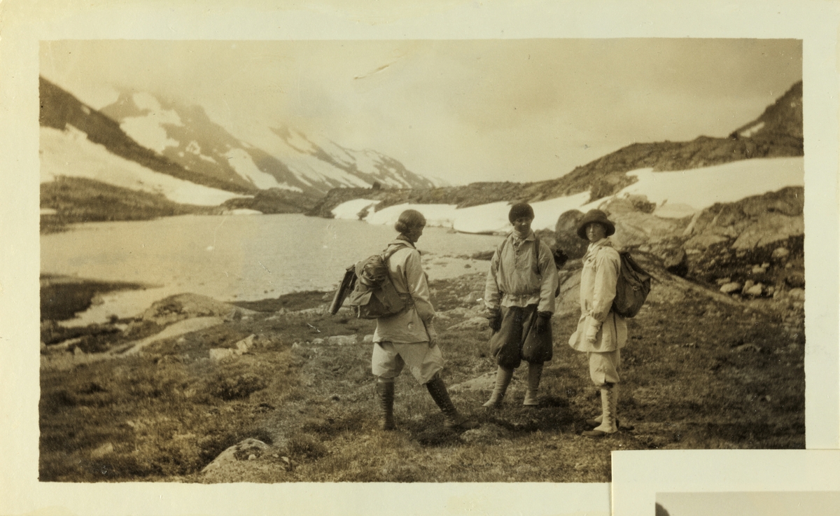 Tre kvinnelige fjellvandrere, antagelig Lucy Egeberg, Kari Klaveness og Mimi Egeberg på vei fra Leirvassbu til Skogadalsbøen i Jotunheimen. Fotografert juli 1926.