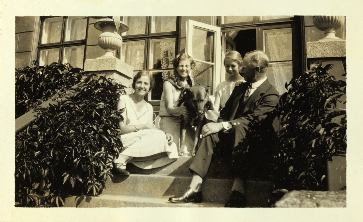 Sisken Skjelderup, Mimi Egeberg, hunden "Keck", Karen Egeberg og Westye P. Egeberg på verandatrappen på Bogstad gård. Antagelig fotografert 1926.