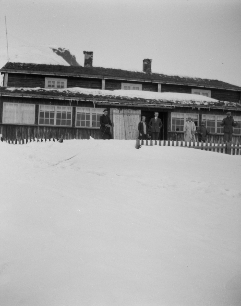 Skeikampen med "fru Ødegaards hus", påsken 1930. Personene er Kari, Petra, Harald, Kirsten,Jørgen og Helge