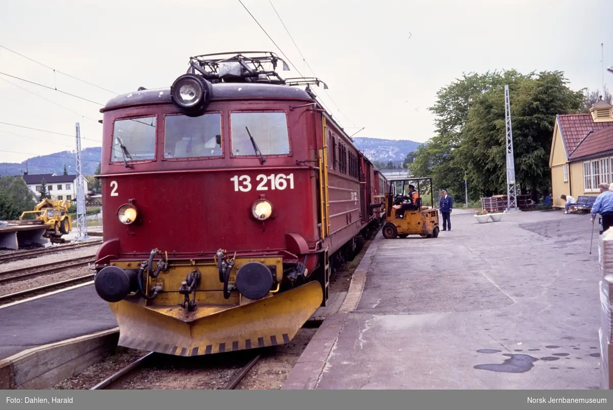 Elektrisk lokomotiv El 13 2161 med persontog til Oslo S på Bø stasjon ...