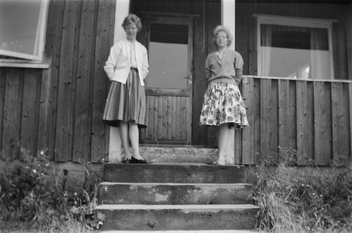 To unge jenter fra ca. 1955-1960?