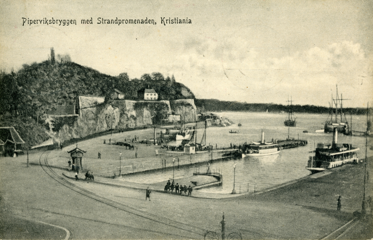 Postkort av Piperviksbryggen med Strandpromenaden i Kristiania ca. 1914.