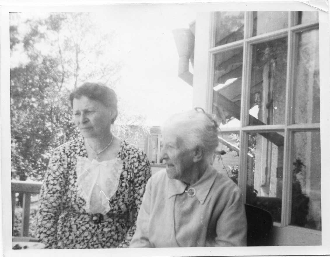 Två kvinnor sitter på en balkong. Kvinnan till höger fyller 103 år.