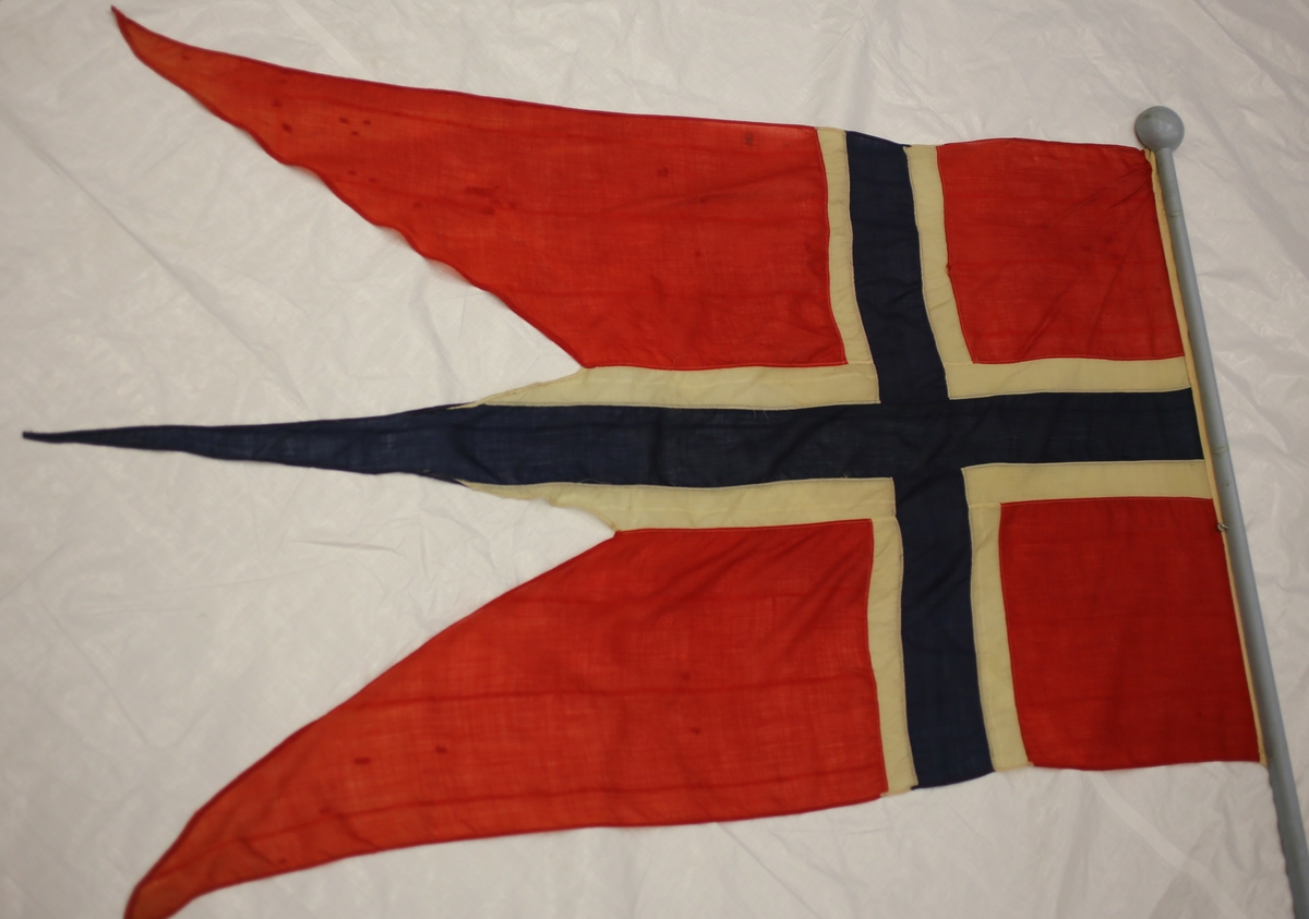 Norsk splittflagg montert på flaggstang.