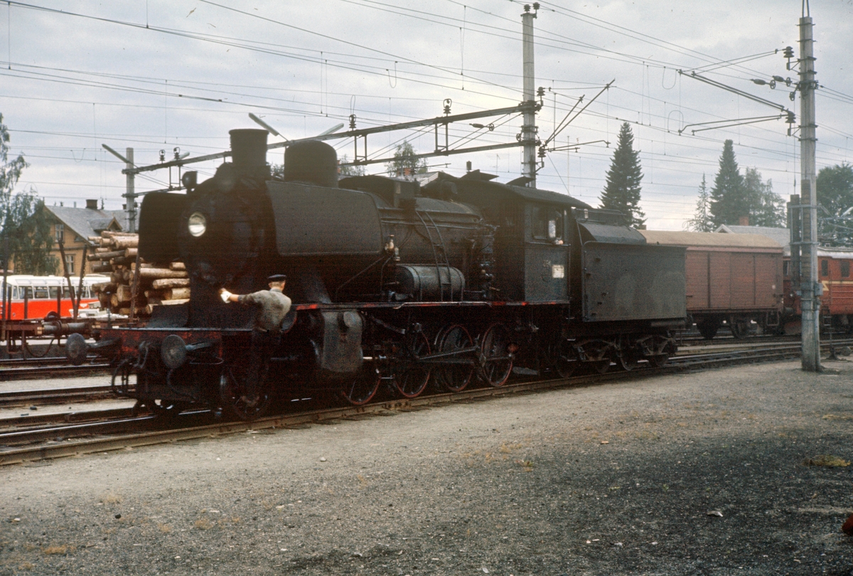 Damplokomotiv type 24b nr. 264 på Eina stasjon