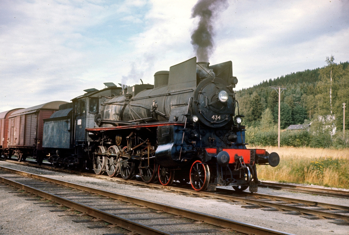 Damplokomotiv type 26c nr. 434 med godstog på Arneberg stasjon på Solørbanen