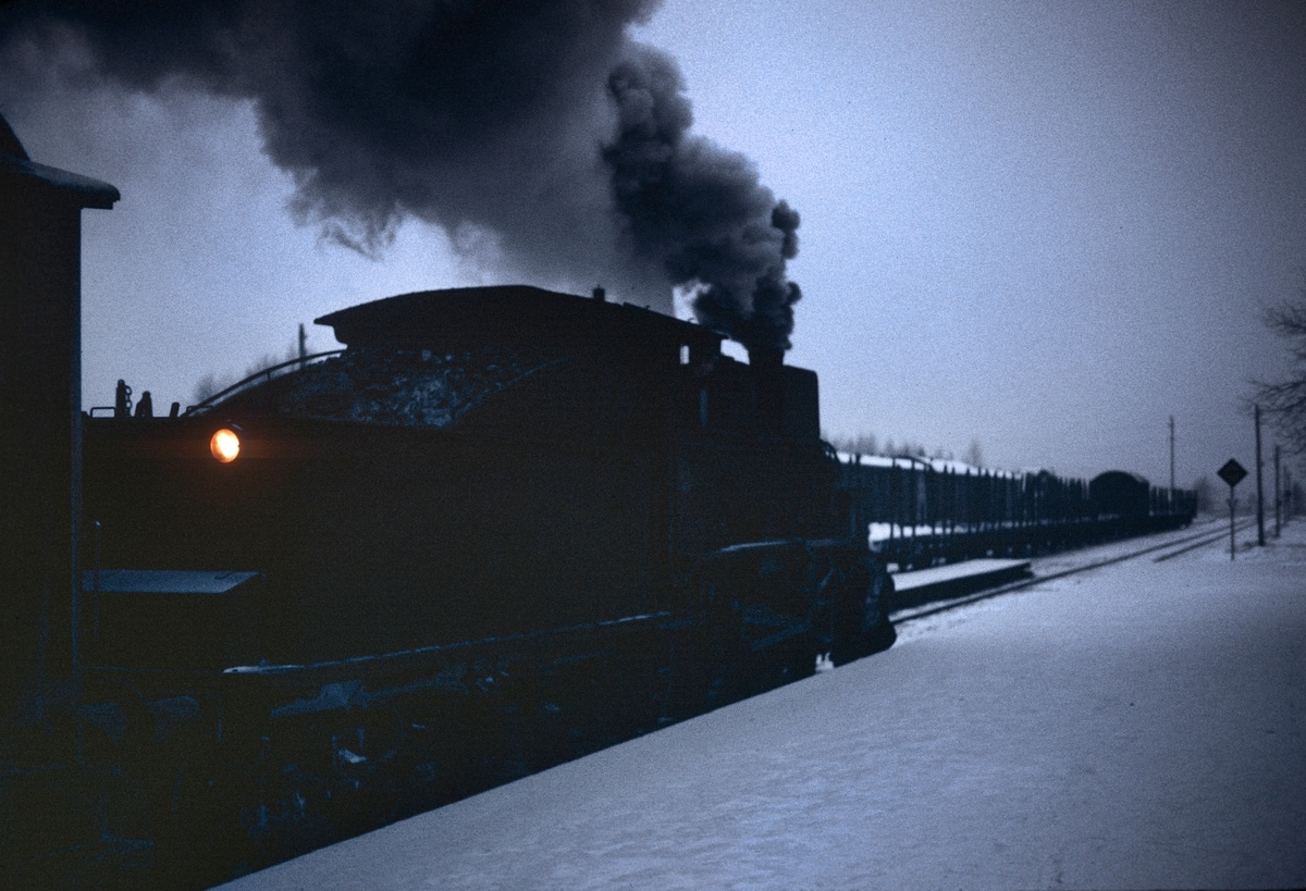 Damplokomotiv type 27a nr. 296 med godstog på Grinder stasjon på Solørbanen. Kryssende godstog i spor 2