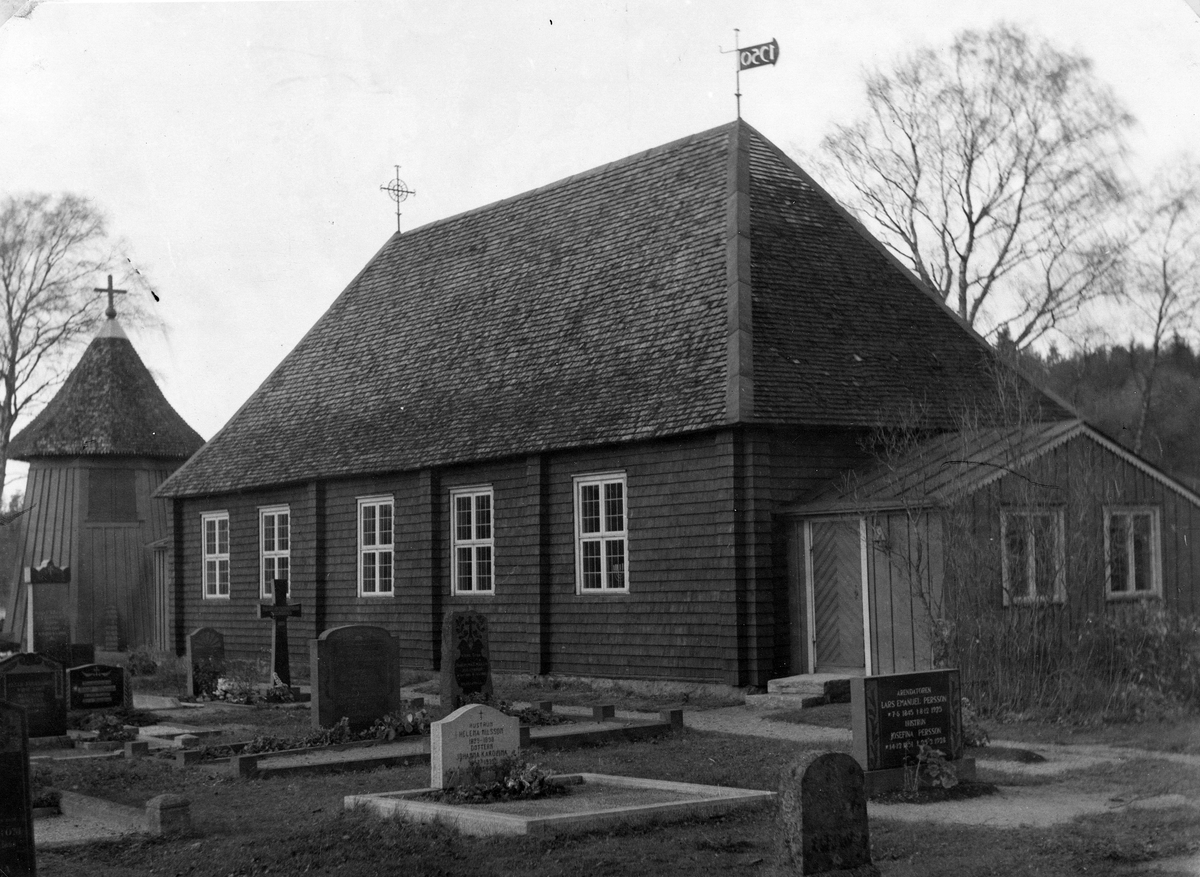 Halland, Varberg, Nösslinge sn. Nösslinge kyrka, restaurerad 1950. Motiv: Kyrkan med kyrkogården.