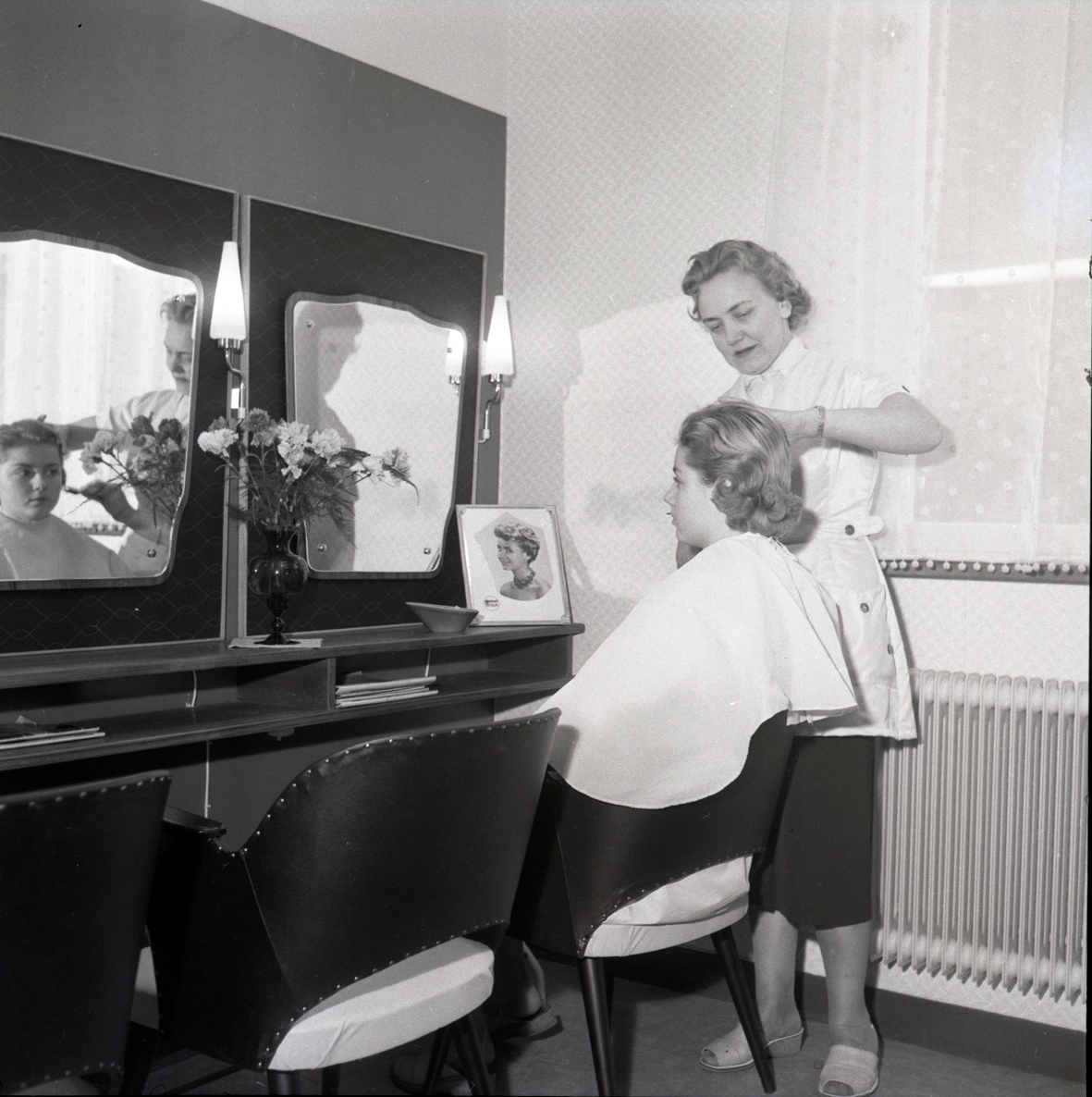 Greta "Eva" Anderssons klipper kunder på sin frisersalong på Tullgatan i Borgholm.