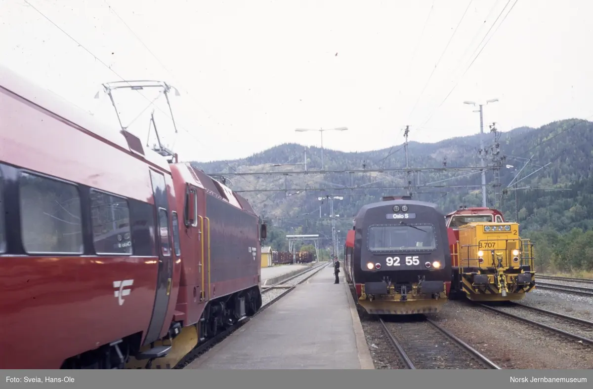Kryssing på Støren stasjon. Fra venstre elektrisk lokomotiv El 17 med ekspresstog til Trondheim, dieselmotorvognsett type 92 med styrevogn BS92 55 fremst med persontog til Oslo over Røros og diesellokomotiv Di 8 707