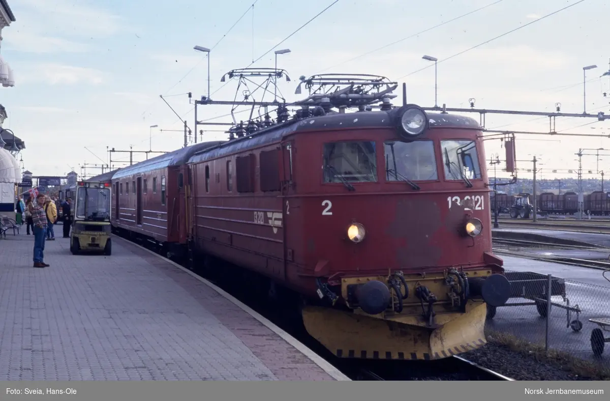 Elektrisk lokomotiv El 13 2121 persontog fra Oslo på Hamar stasjon