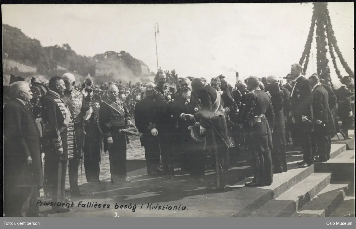 Honnørbryggen, president Fallieres' ankomst, mennesker, paviljong, girlander, flagg