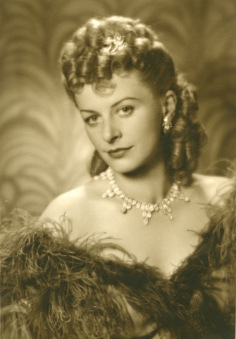 Portrett av frk Rivelli med fjærboa og diamanter.