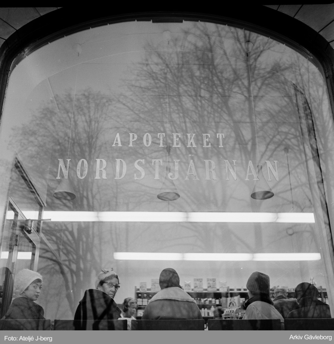 Skyltar utanför Apoteket Nordstjärnan som låg på Nygatan 27 i Gävle, 1960.