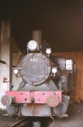 Utrangert damplokomotiv type 23b 442 i lokomotivstallen på K