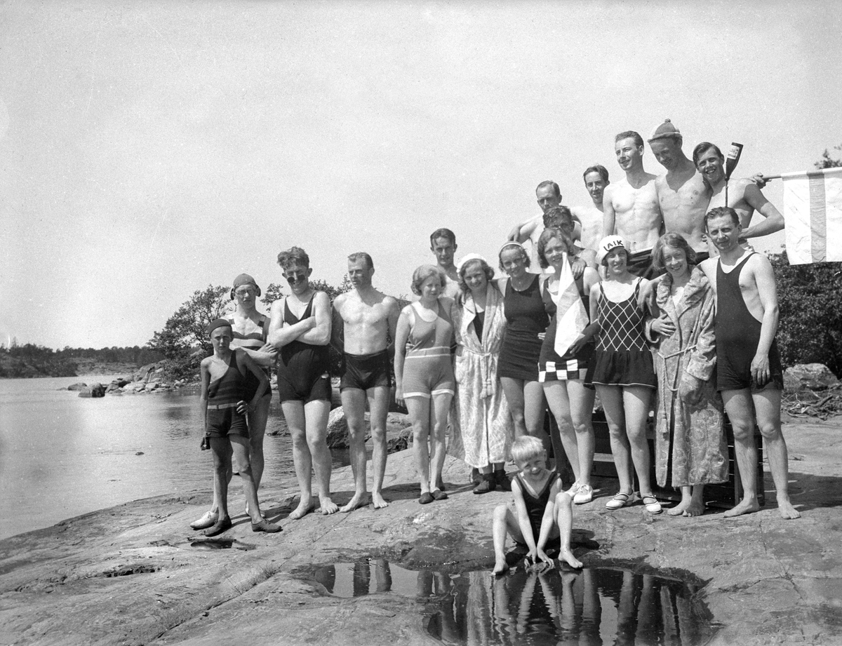 En kavalkad av 1930-talets badmode. Genom föreningsmedlemmar hade idrottsklubben Linköpings AIK anknytning till Grindö i Loftahammar. Sommaren 1931 samlades detta glada gäng för träning, sol och bad.