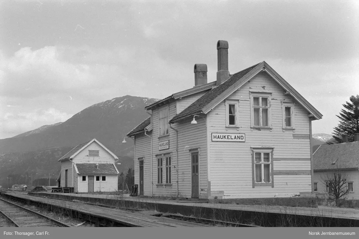 Haukeland stasjon på Bergensbanens nedlagte strekning mellom Nesttun og Garnes