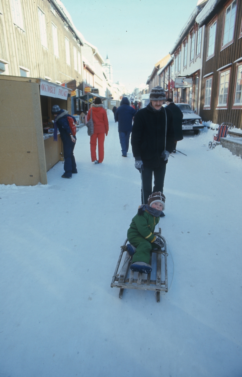 Røros-mart'n 1978. Kjerkgata. S. Ødegaard med sønn på slede.