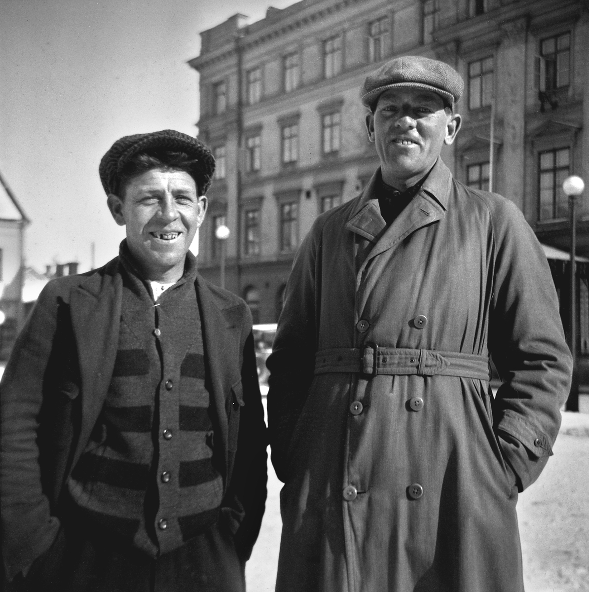 Diversearbetare fotograferade på Stora torget i Linköping en vinterdag på 1930-talet. Herrarnas identiteter har inte klargjorts.
