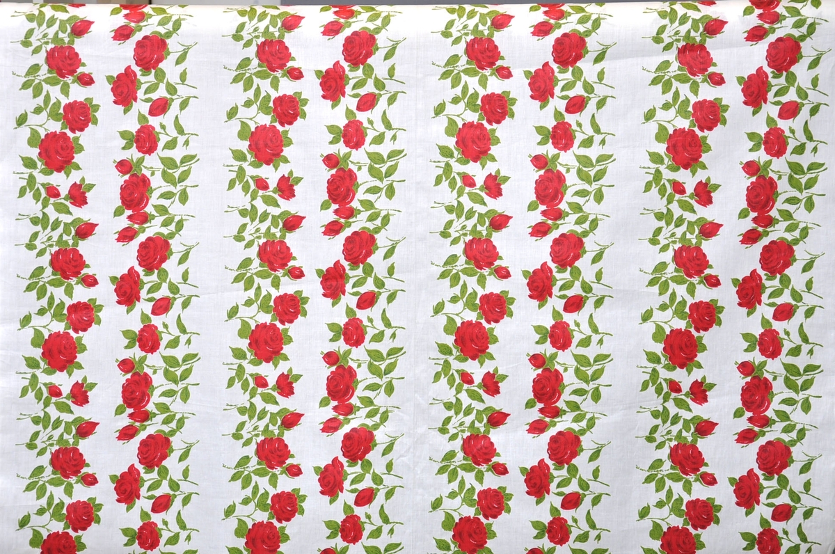 Bomullstyg, 1960-tal.
Gardintyg på originalbred 90 cm.
Tryckt mönster med 4 ränder med liggande rosor i par vända mot varandra med ca 3 cm mellanrum.
Rapport 22,5 x 23,5 cm
Valstryck
Pigmentfärg
