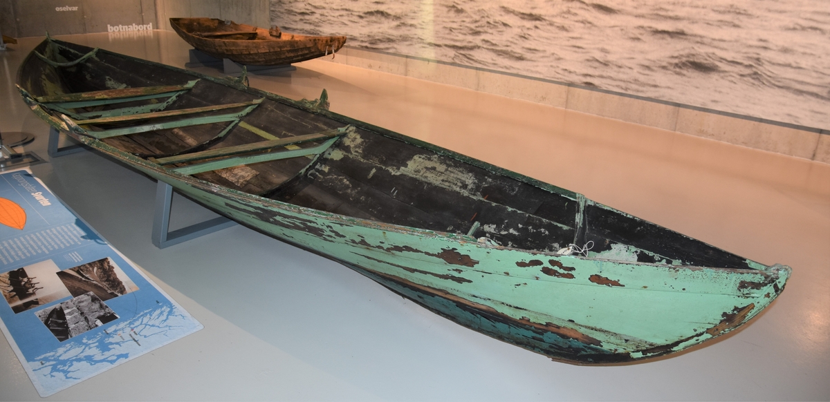 Oselvar færing bygd som kapproingsbåt med tre lause tofter. Båten har ikkje rigg. Klinkbygd med tre bord. Tre spant, bak- og framsprong.