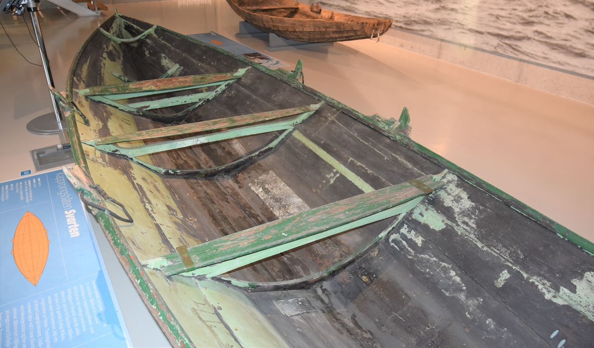Oselvar færing bygd som kapproingsbåt med tre lause tofter. Båten har ikkje rigg. Klinkbygd med tre bord. Tre spant, bak- og framsprong.