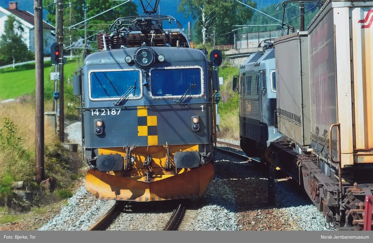 Kryssing mellom østgående og vestgående godstog på Sokna stasjon. T.v. elektrisk lokomotiv El 14 2187, t..h. elektrisk lokomotiv El 16