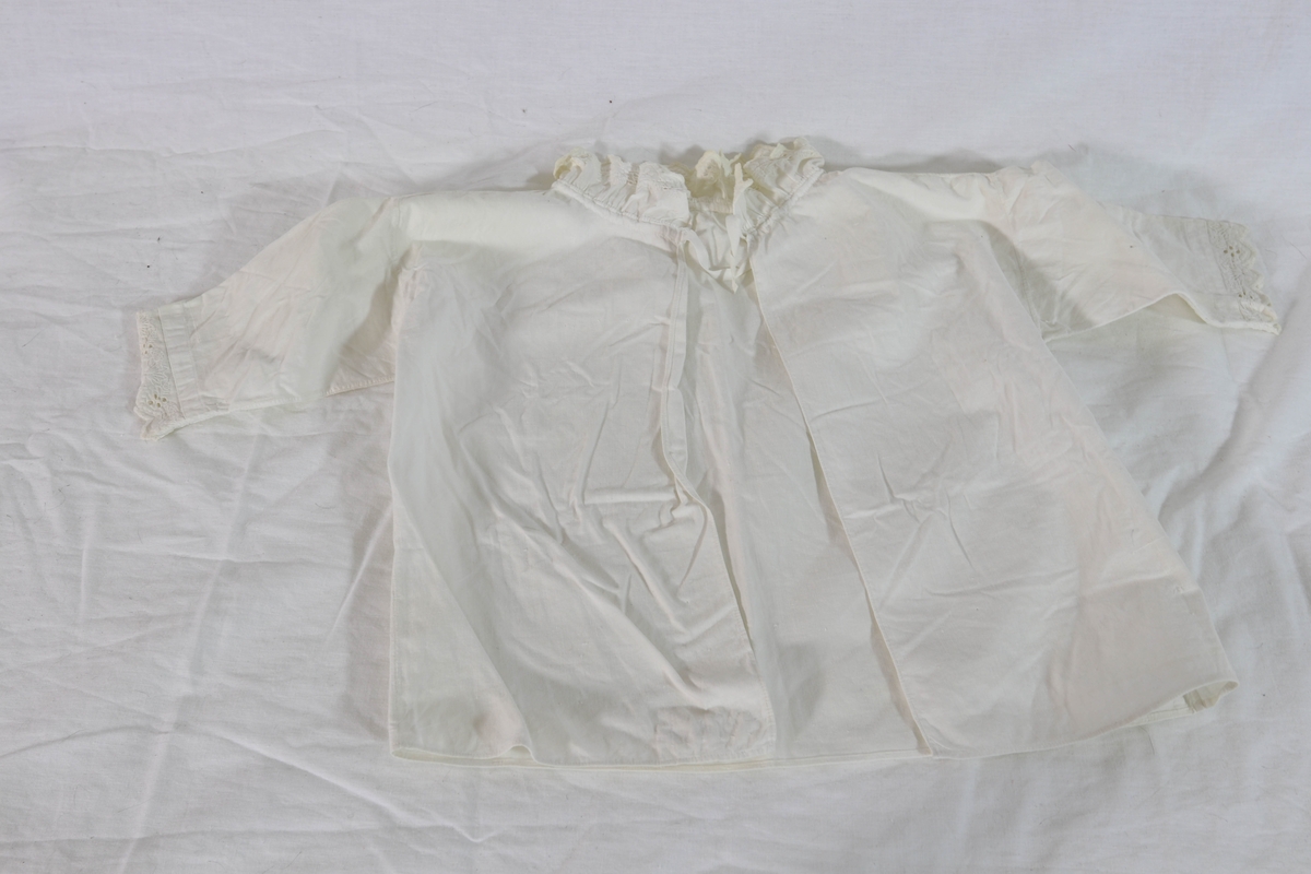 Hvit skjorte av bomull dekorert med blonder i hals og ermer