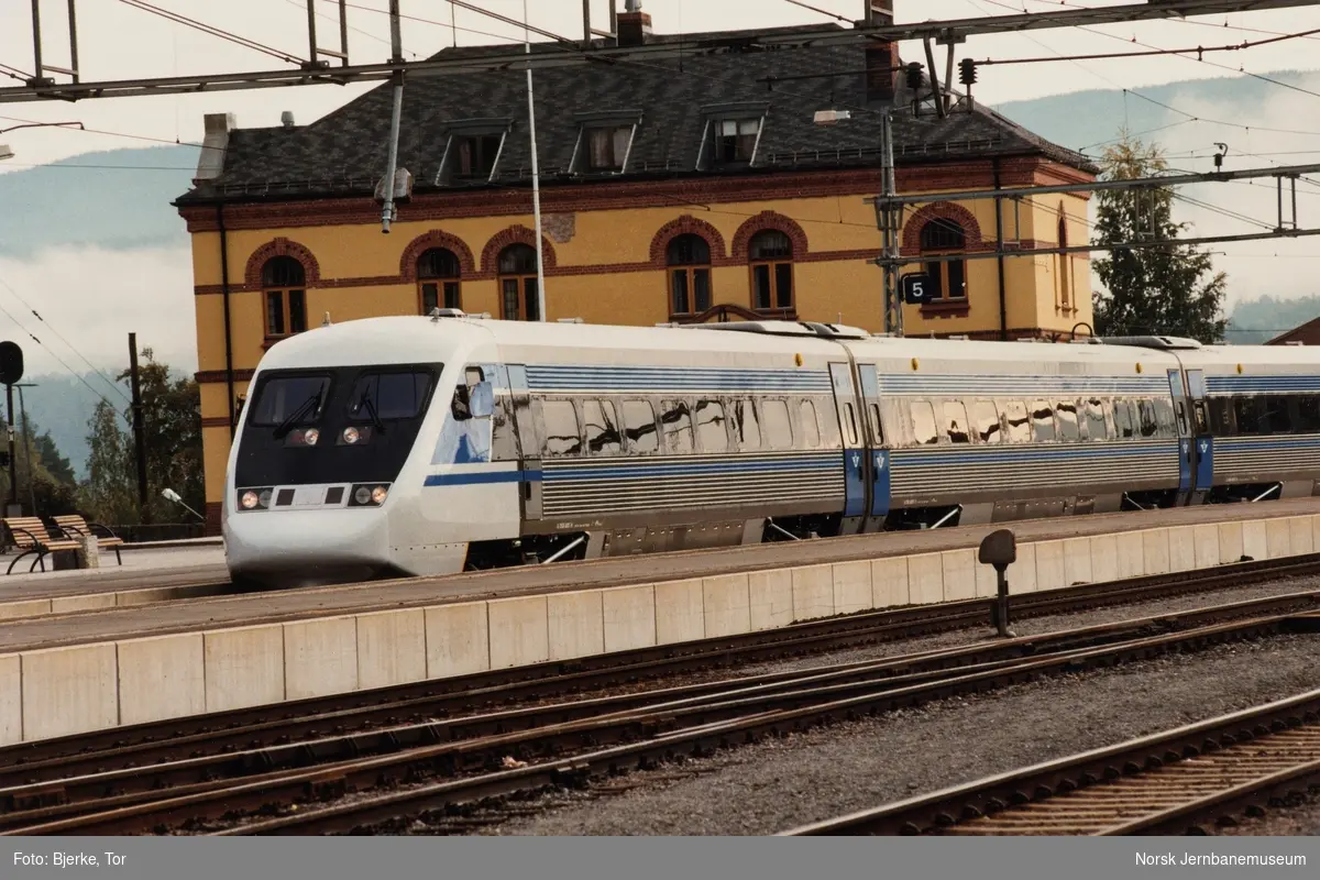 Prøvetur med Statens Järnvägars motorvognsett X2000 (X2) på Hønefoss stasjon