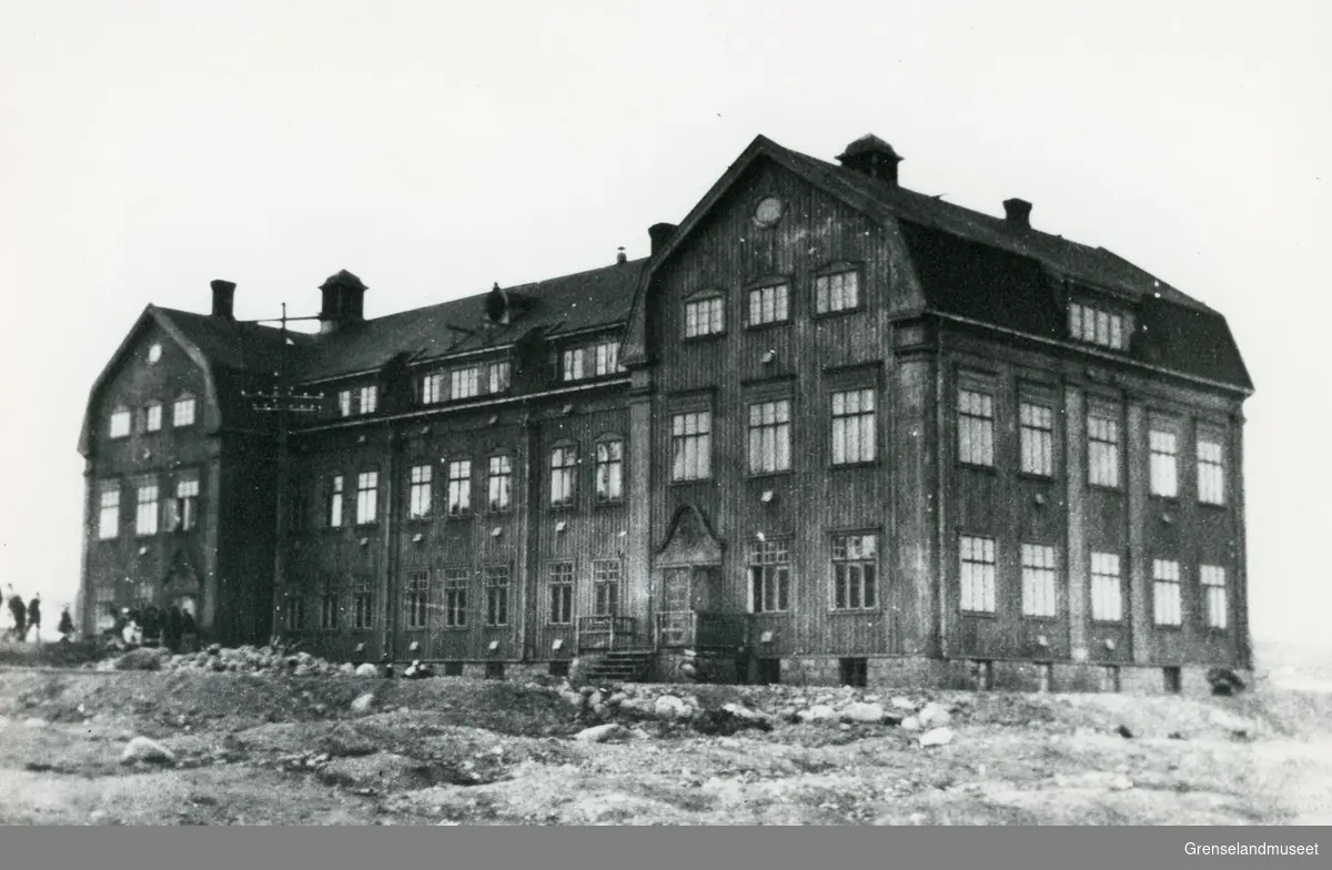 Kirkenes skole 1916-1944. Her fotografert i 1917.