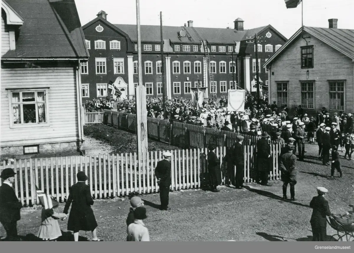 17 Mai i Kirkenes før krigen, ukjent årstall. Skolen i bakgrunnen sto ferdig i 1916, men ble brent i 1944. 